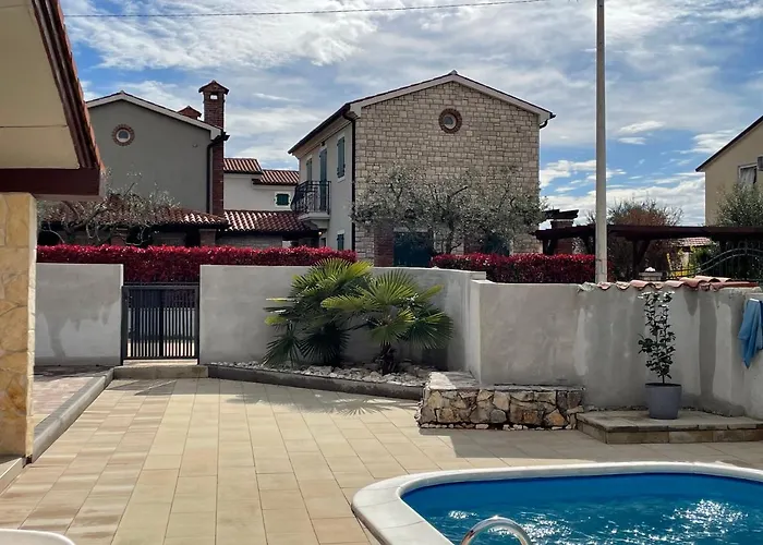 Leonore Mit Beheizbarem Pool * Poreč